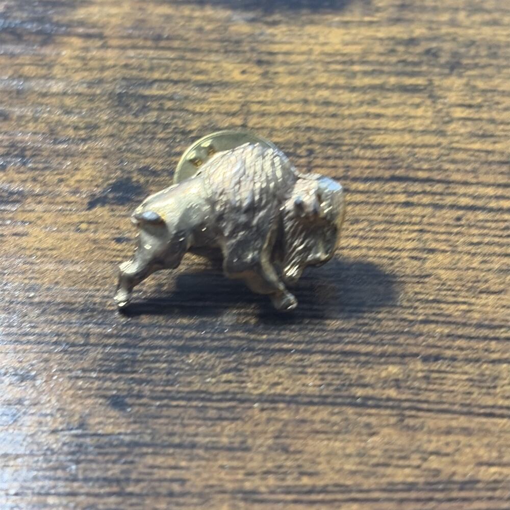 VINTAGE RARE 1970's BUFFALO PRAIRIE BISON GOLD Lapel Pin - Facing RIGHT
